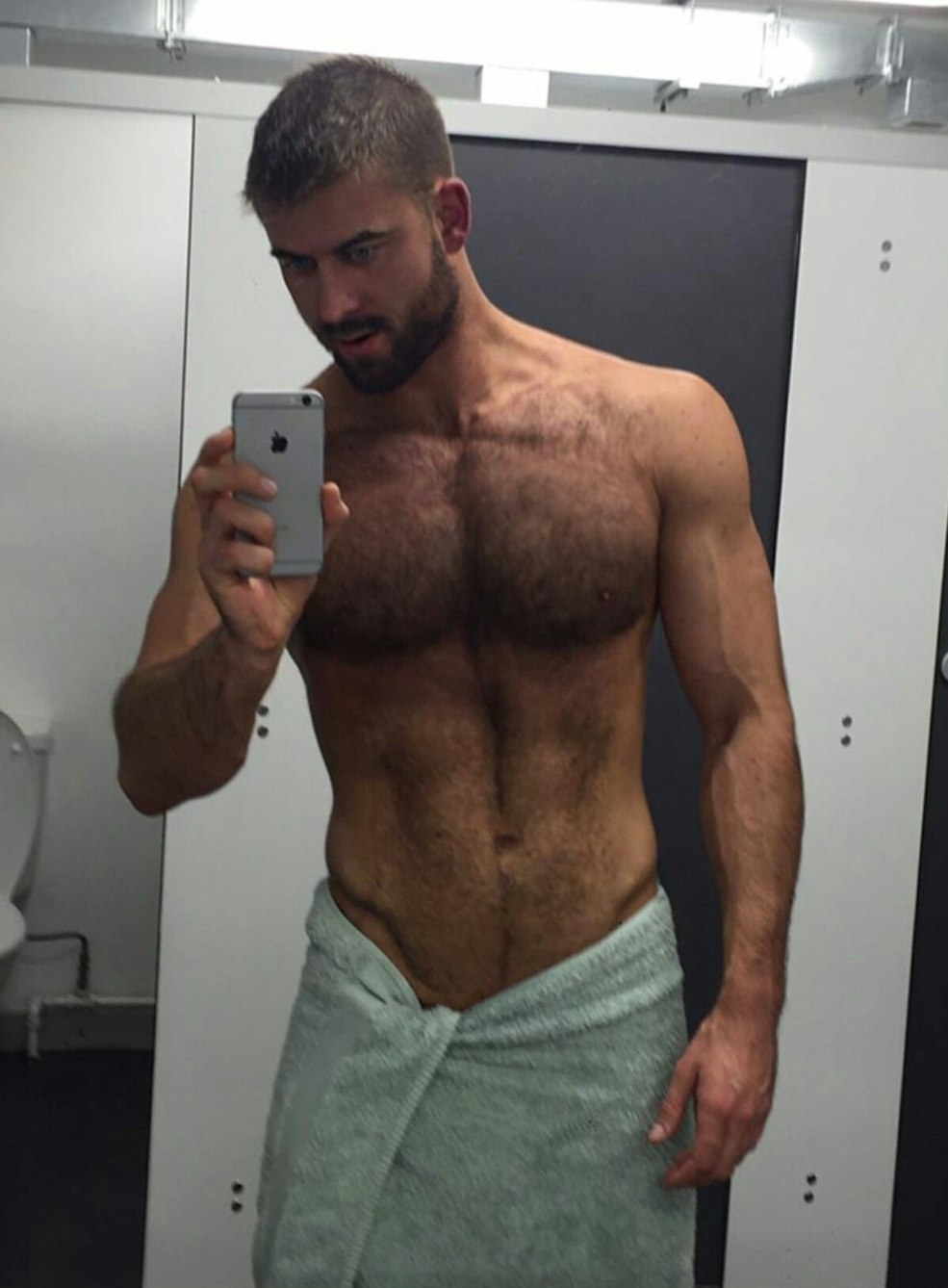 Selfie de l'homme poilu