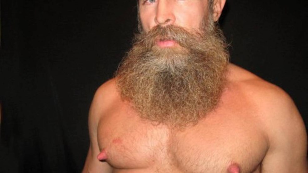 Énormes mamelons masculins