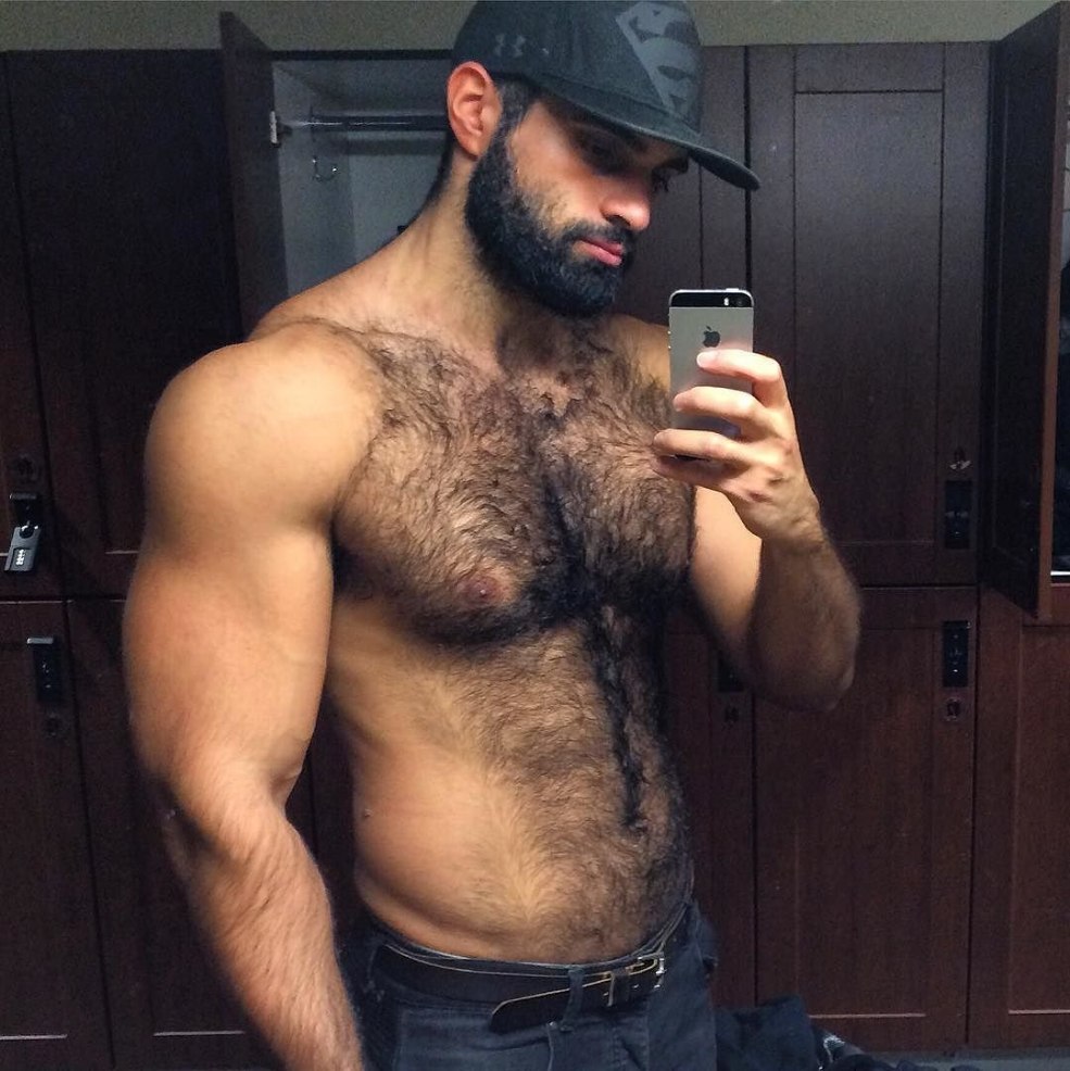 Hommes velues caucasiens