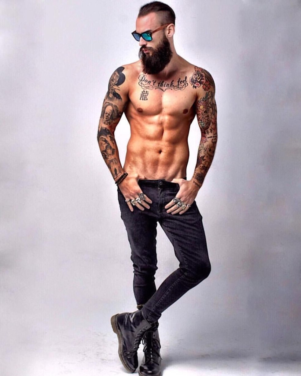 Mode pour hommes tatoués
