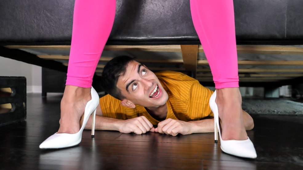 Baisé une beauté dans une robe