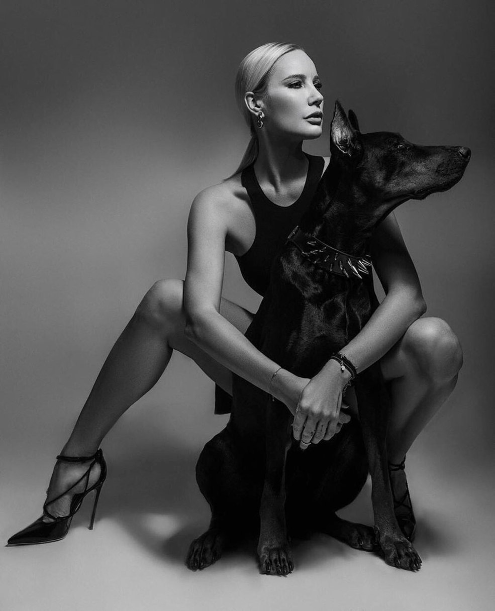 Lena volant avec Dobermans