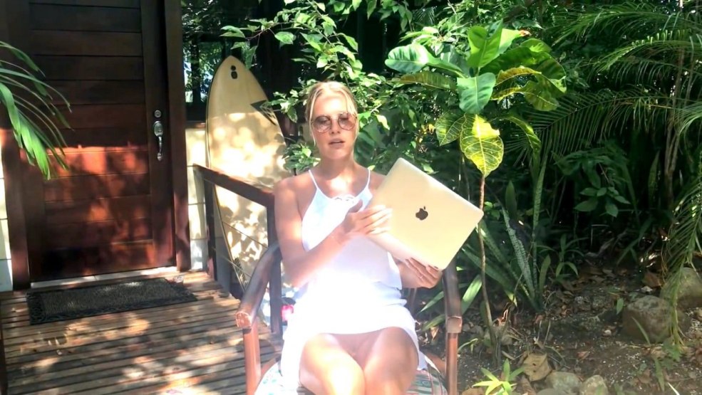 Elena volant dans les sous-vêtements de Terrevorro