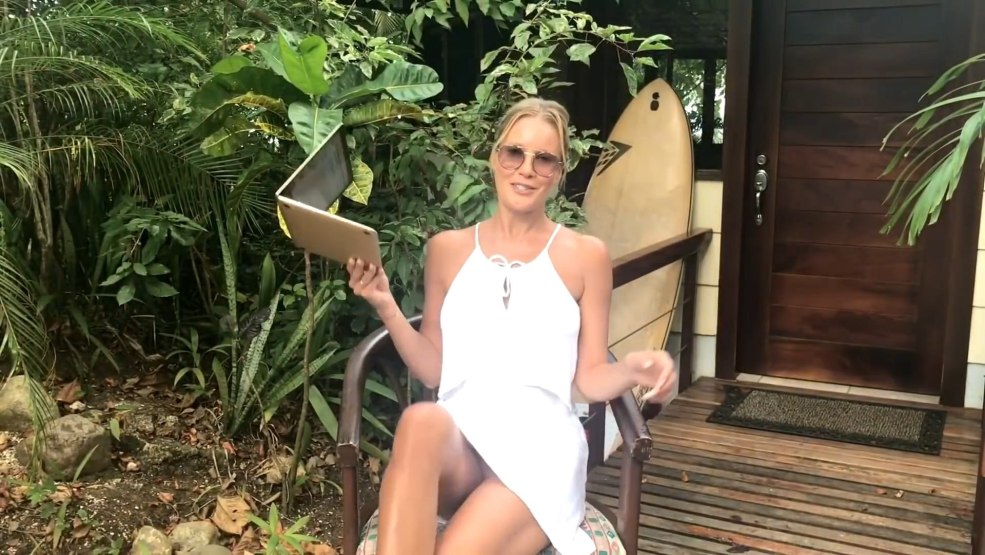 Lena volant en maillot de bain dans un auditeur