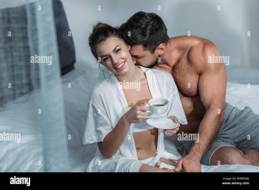 Un homme porte du café au lit