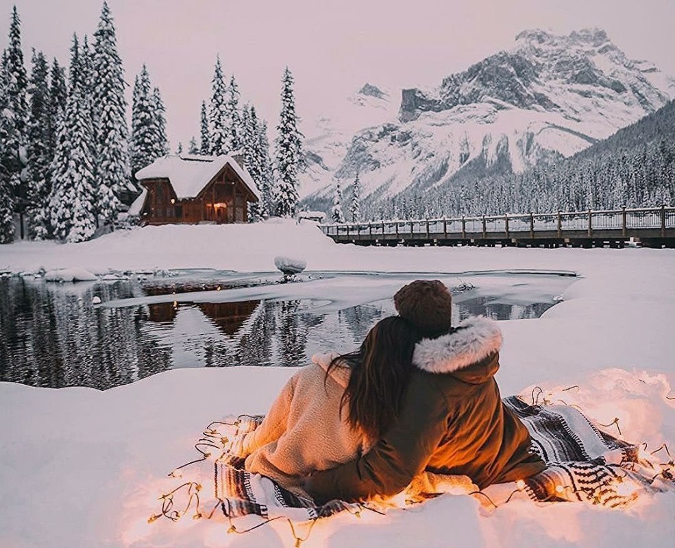 Romance dans les montagnes en hiver