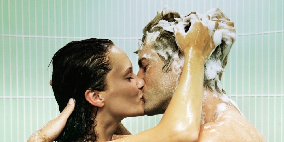 Homme et femme dans la salle de bain