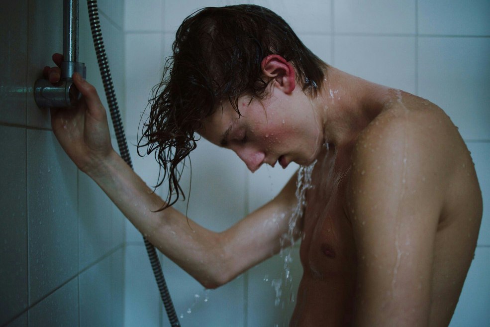 Homme et femme dans l'eau