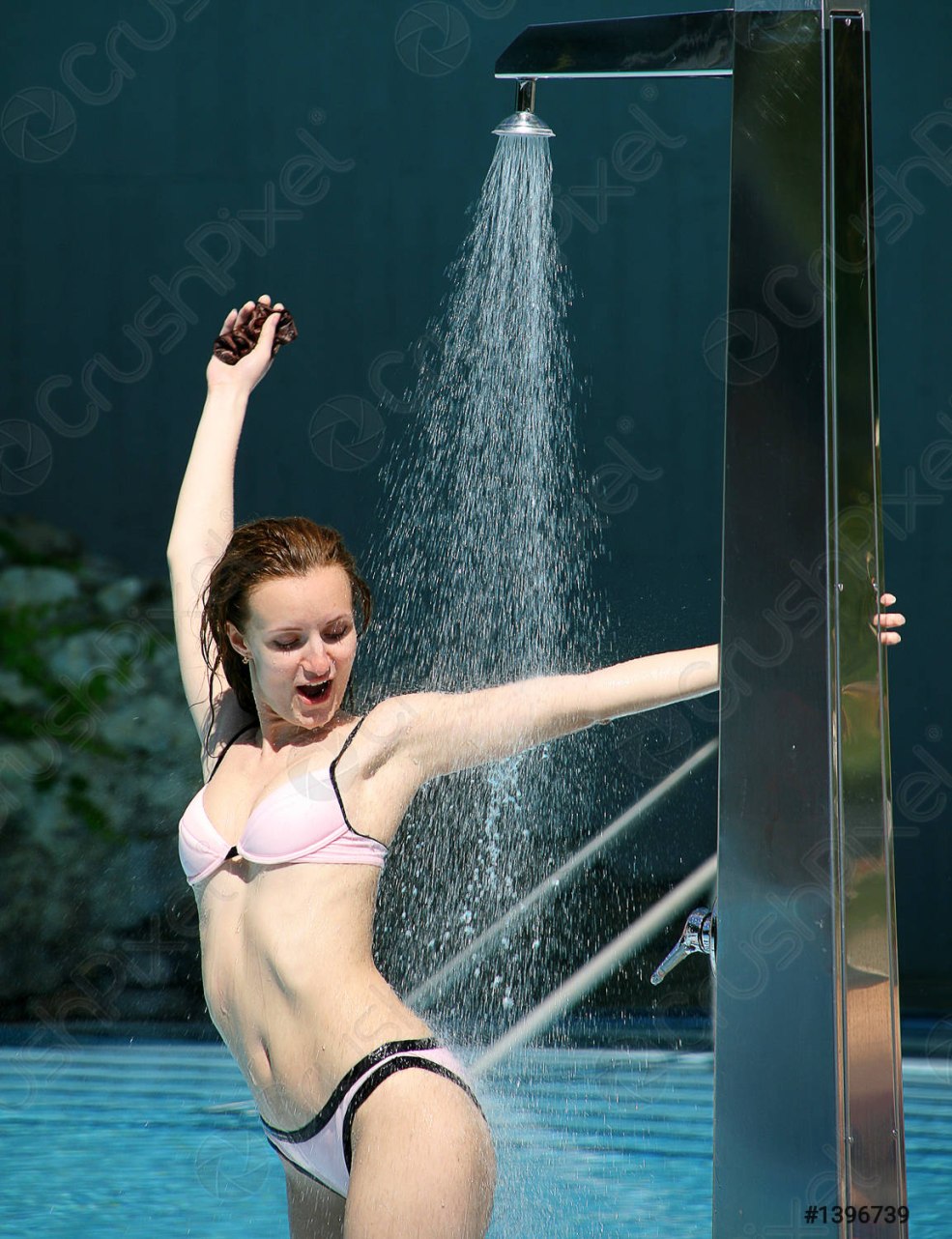 Femme Douche le ventre