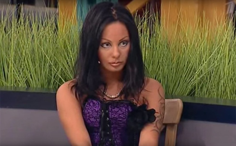 Brune nue devant le miroir