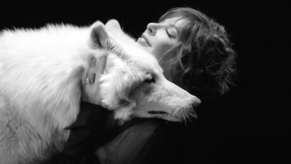 Milena Farmer avec un loup