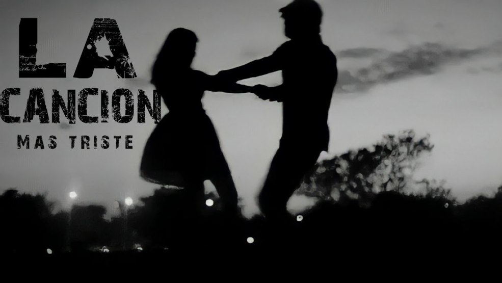 Le gars tourne la fille dans ses bras