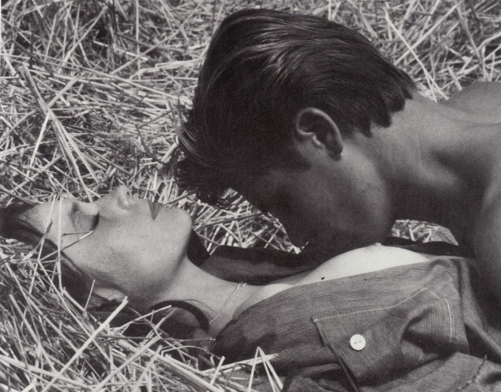 L'enfant est moralement épuisé par la photo d'amour