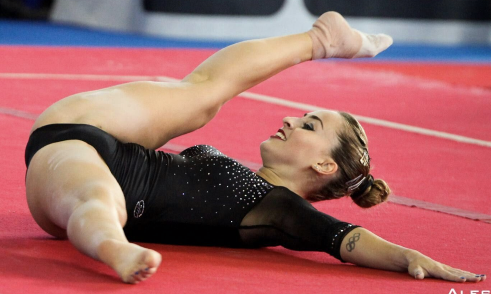 Gymnastique rythmique d'une femme