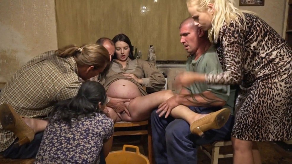 Les femmes âgées sont suspendues dans la bouche