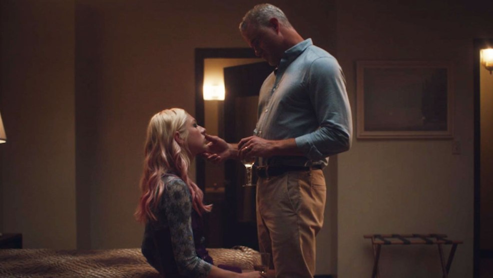 Jacquie et Michel TV girl essaie le sexe anal en voiture