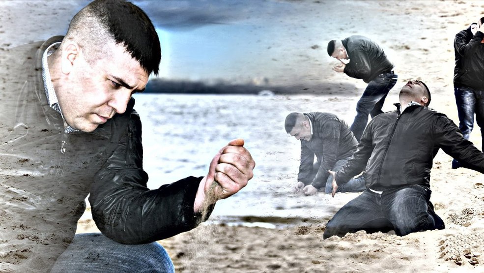 Un homme avec du sable