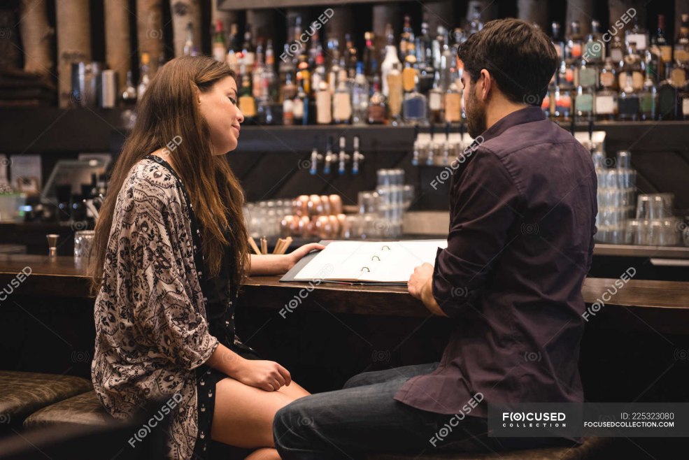 Un couple derrière un bar