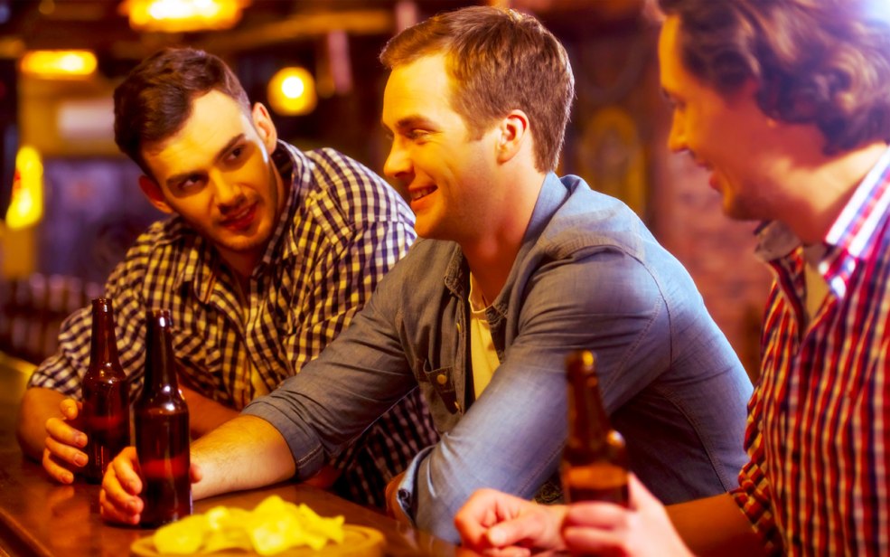 Un programme où les comédicaux sont assis derrière un bar