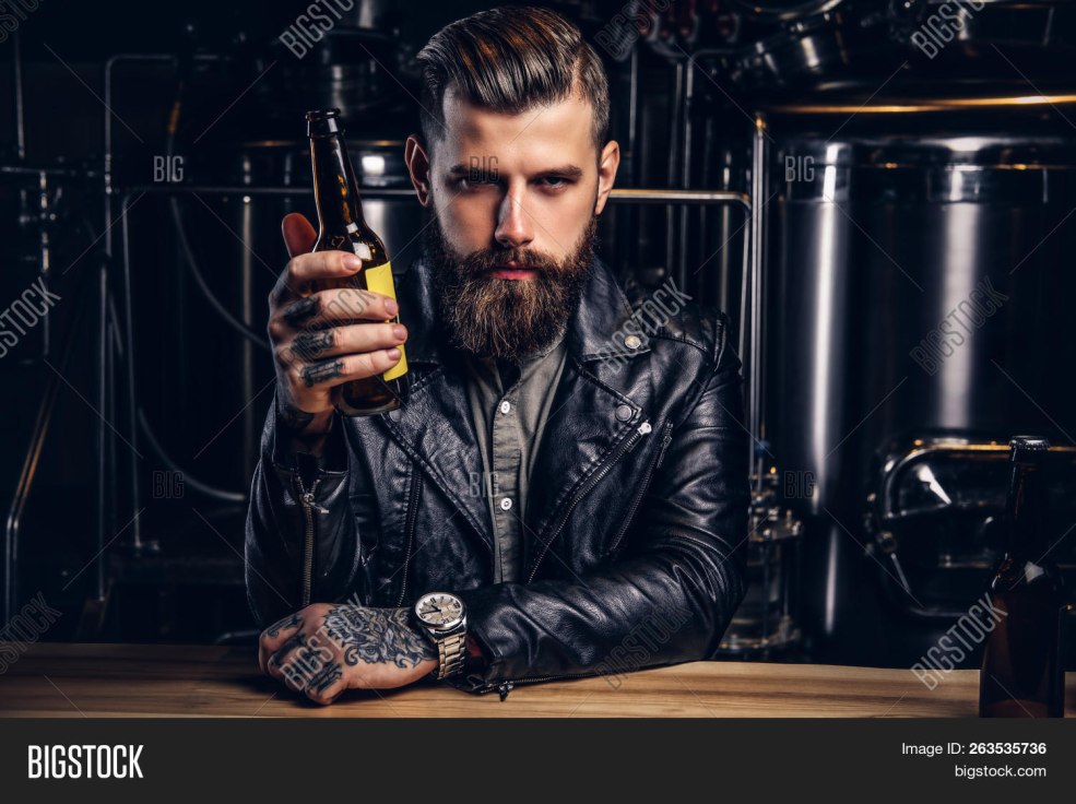 Un brasseur tatoué barbu