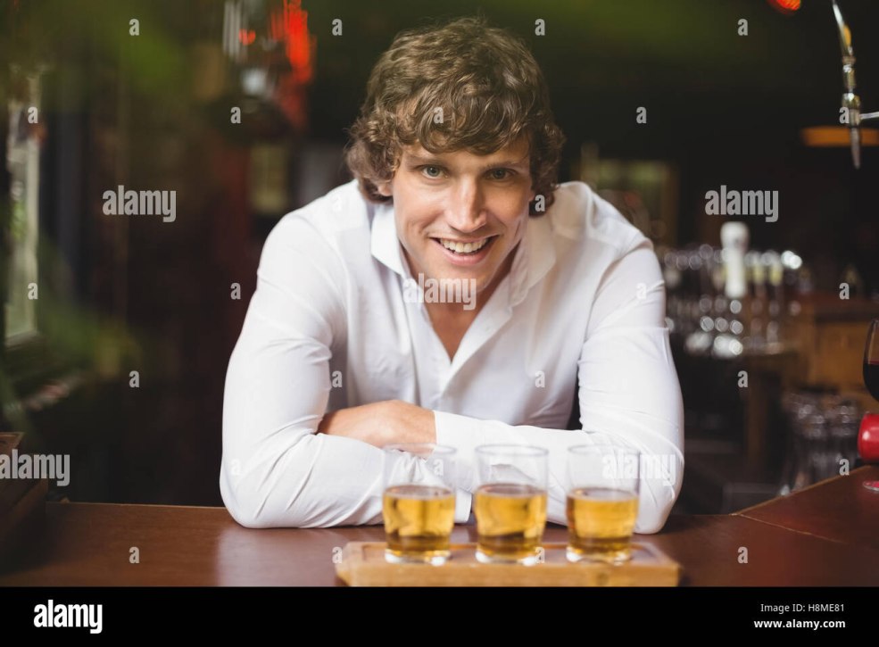 Appuyé sur le bar