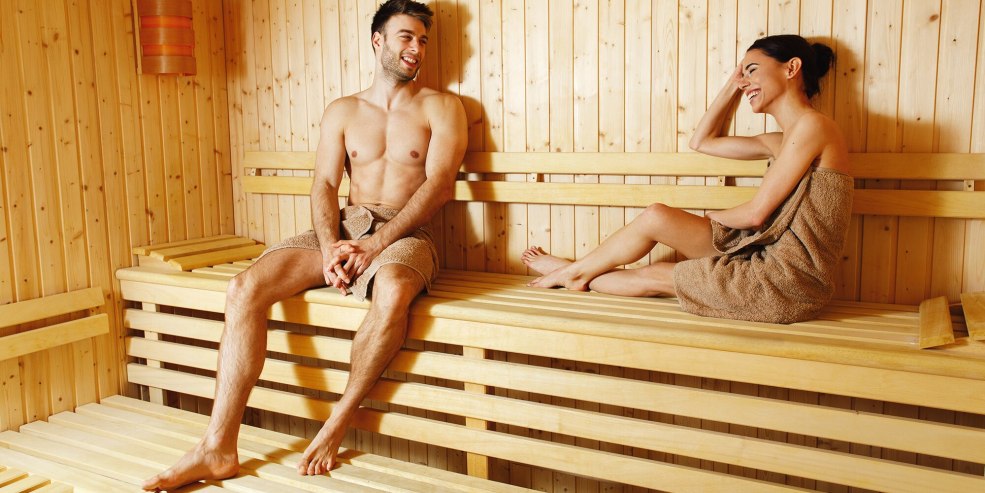 Homme et femme dans le sauna