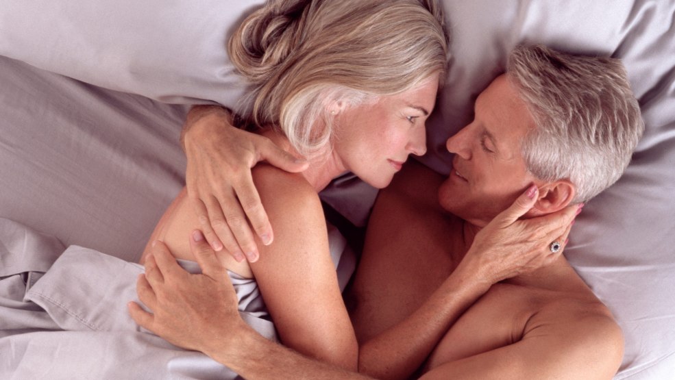 Homme et femme au lit