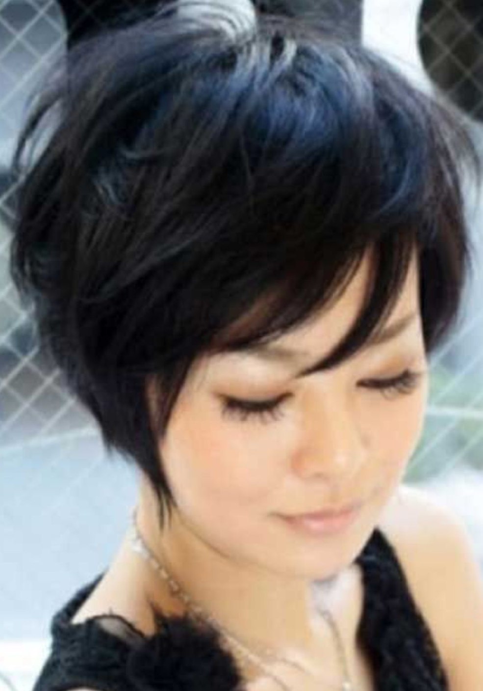 Cascade pour de longs cheveux noirs raides