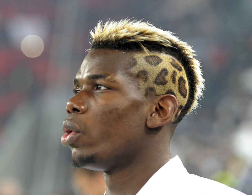 Coupe d'asymétrie pour les cheveux courts pour le visage ovale