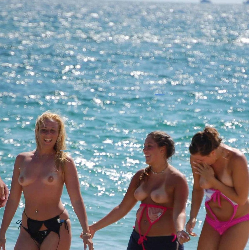 Des nudistes non rasés sur la plage