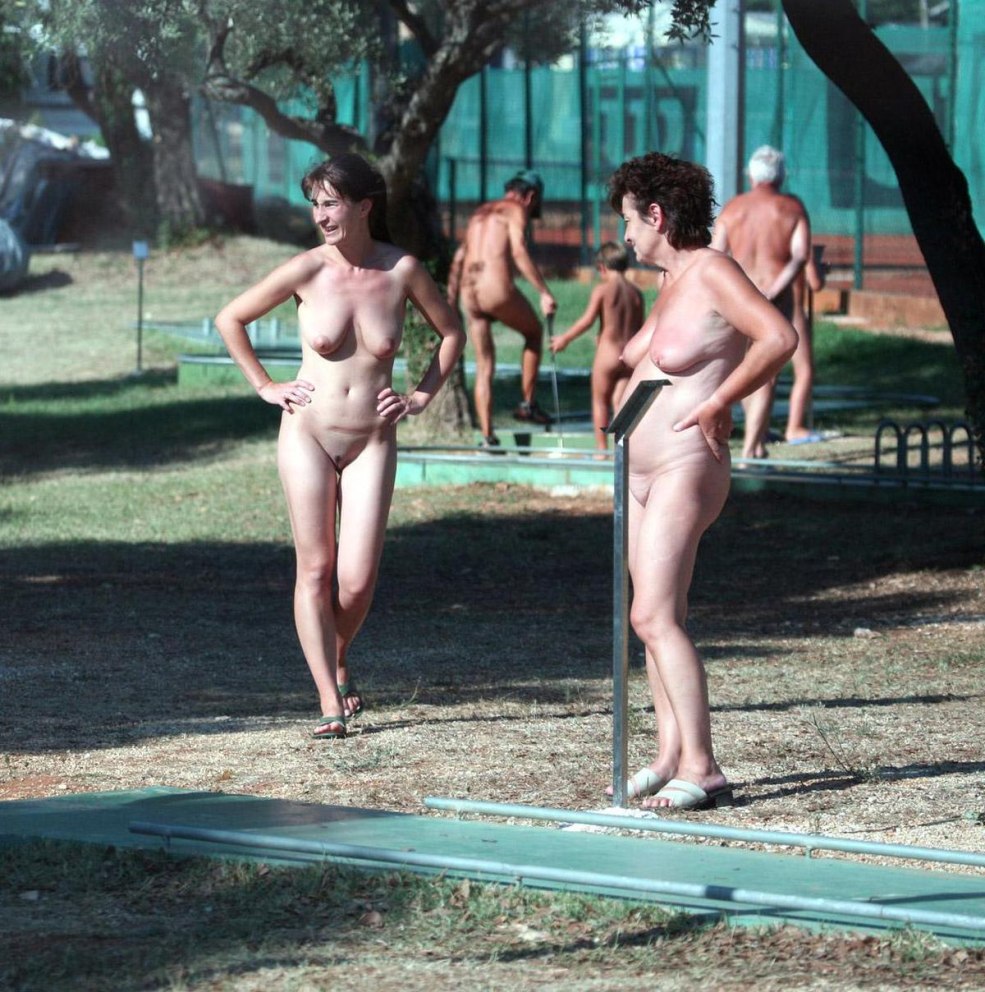 Repos nu dans la nature