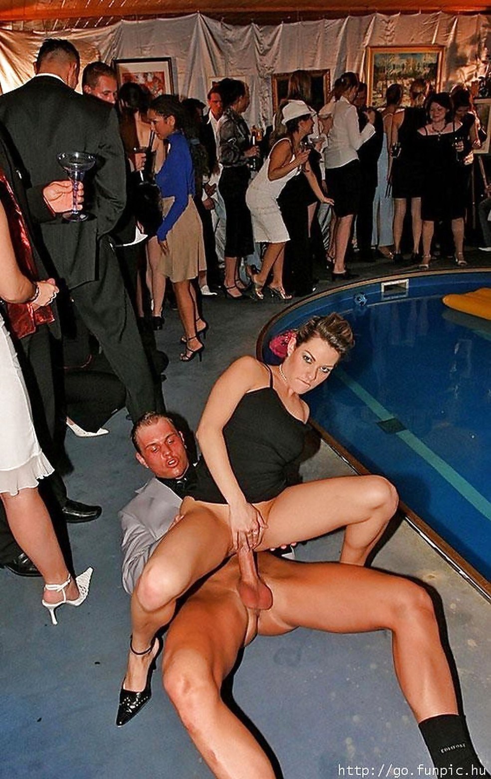 Chattes nues dans les lieux publics