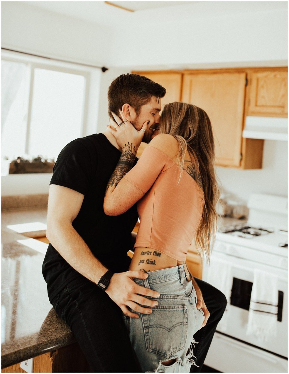 La fille est à genoux avec le gars avec son dos