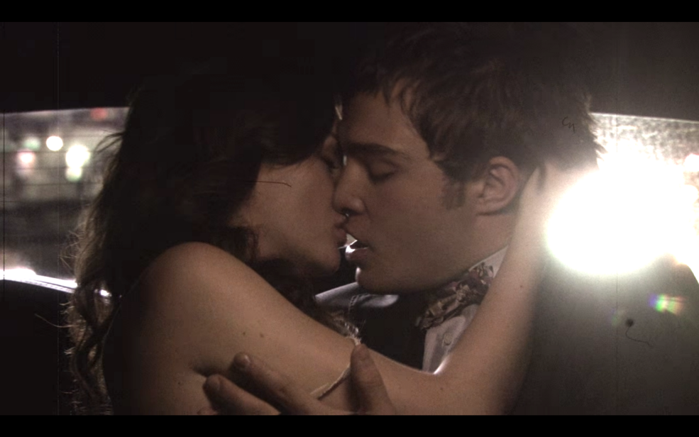 Un câlin dans une voiture