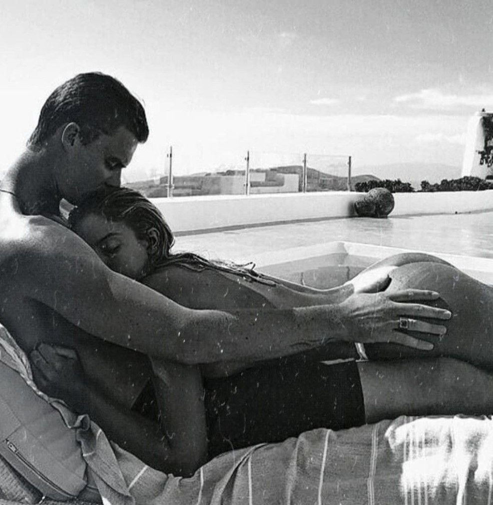 Belles femmes dans une pose classique