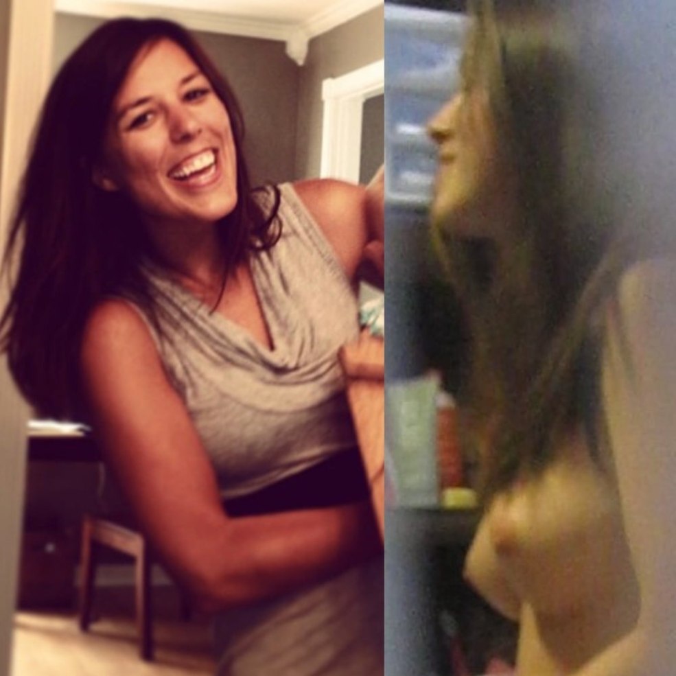 Fille devant un miroir avec des jambes écartées