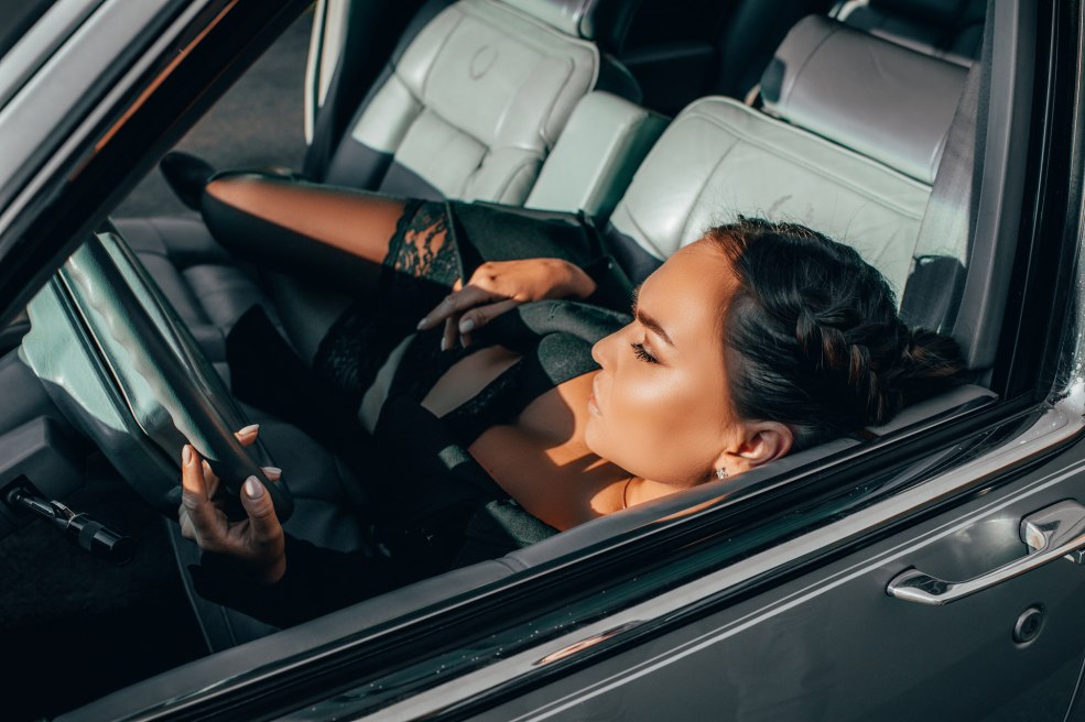 Fille conduisant Cadillac