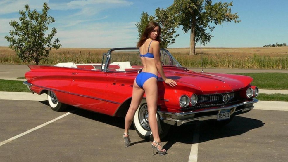 Voiture rétro Buick et fille