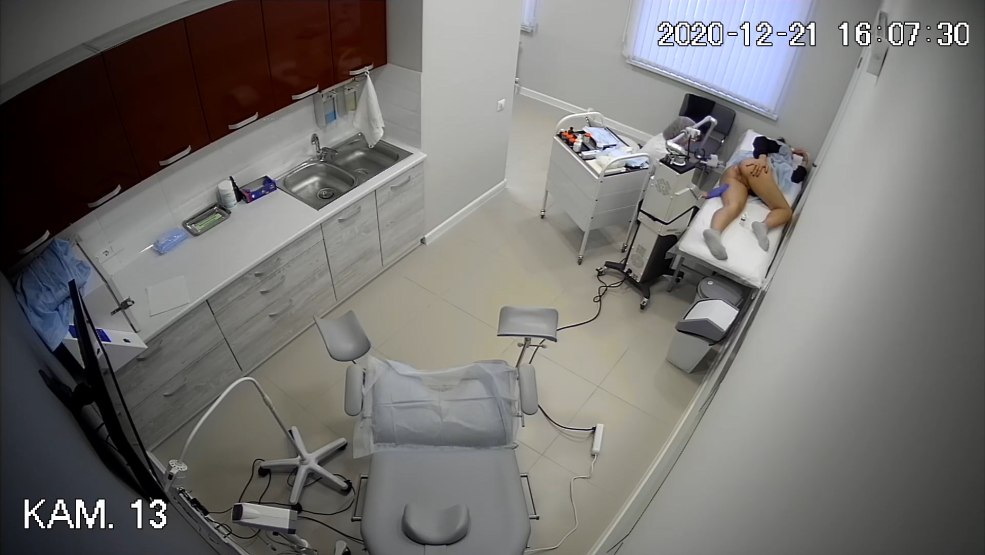 Le médecin regarde le membre