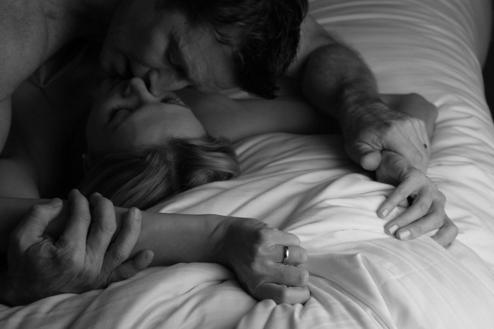 Bisous passionnés au lit