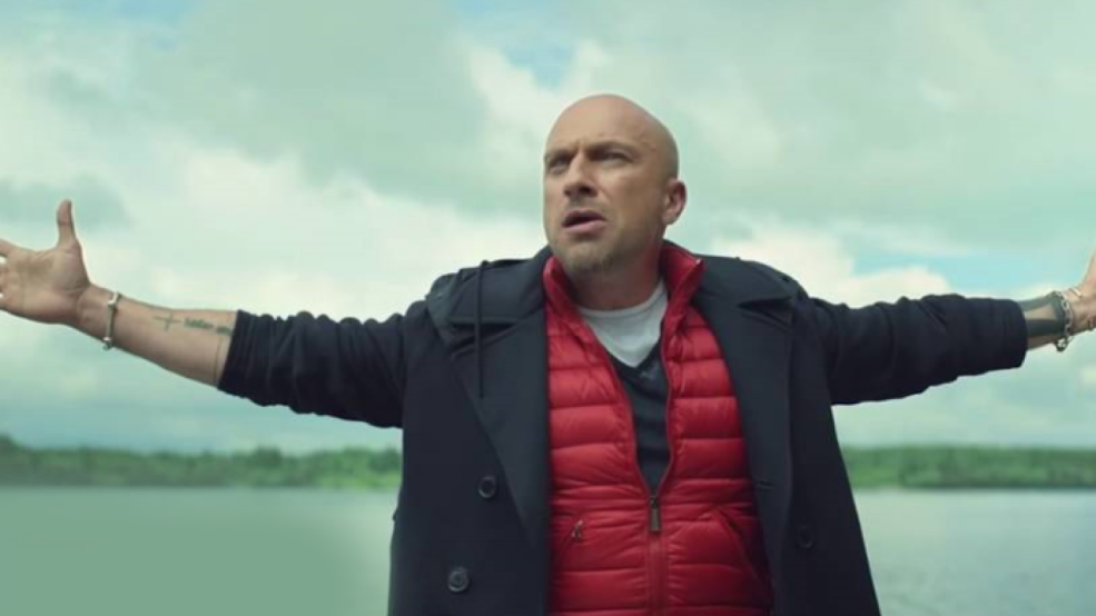 Fille sur un vaisseau spatial