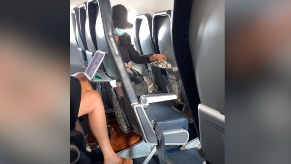 Passager nu dans un avion