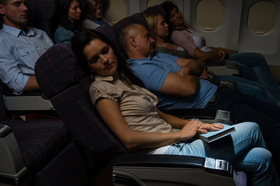 Les gens dorment dans un avion
