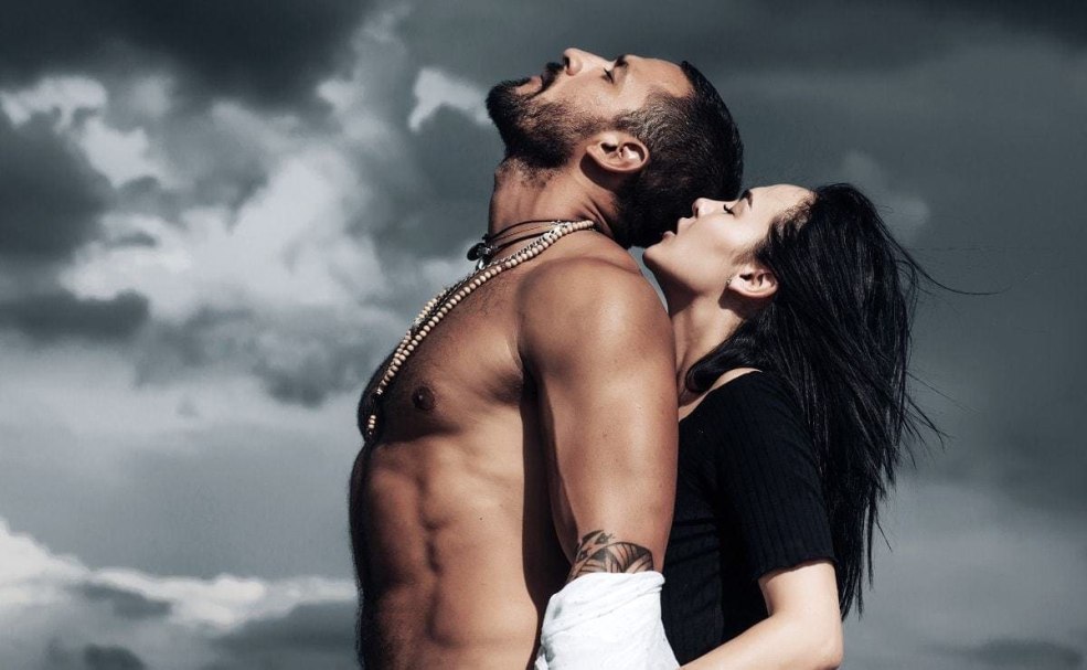 Fille embrassant le gars musclé