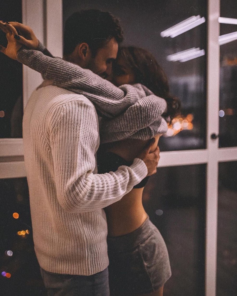 Beau jeune couple au lit