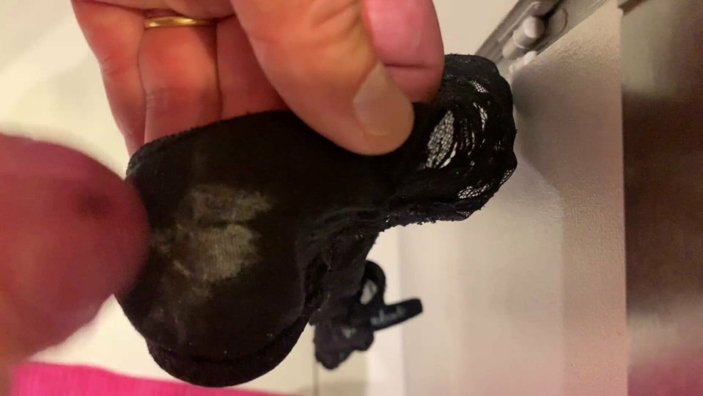 La fille a fini en culotte