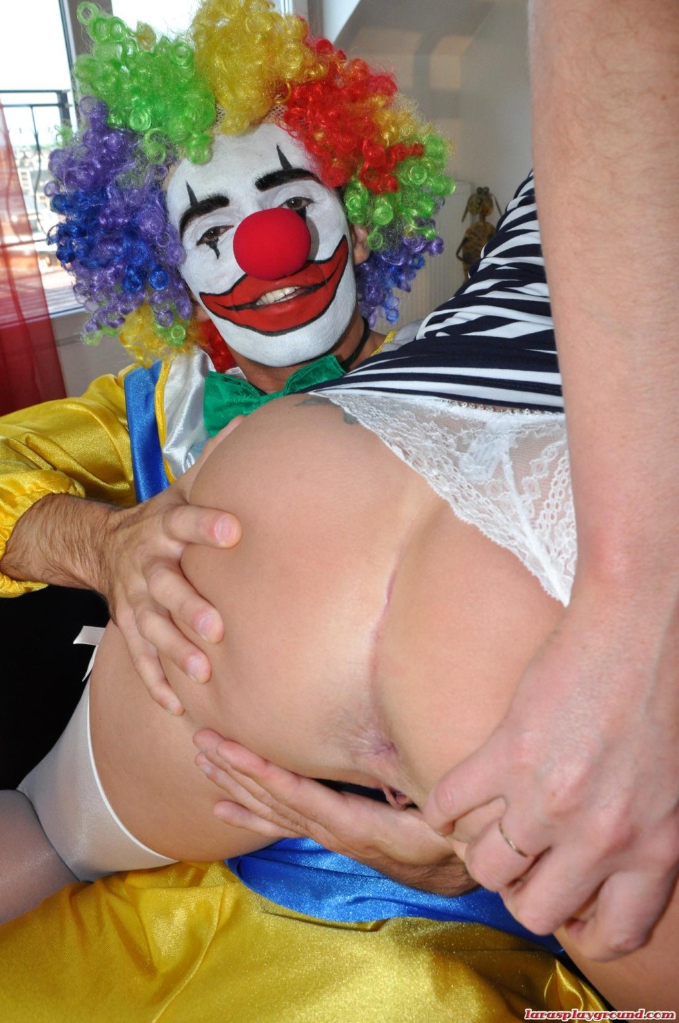 Nu dans une tenue de clown