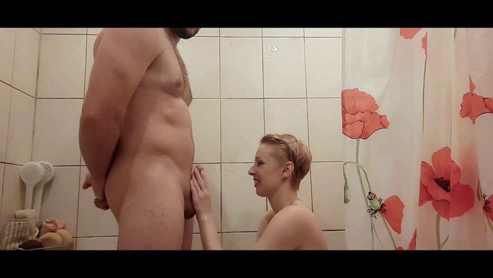 Ava Adams aux gros seins sous la douche