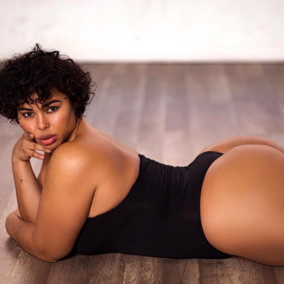 Femme noire avec de gros seins amateur