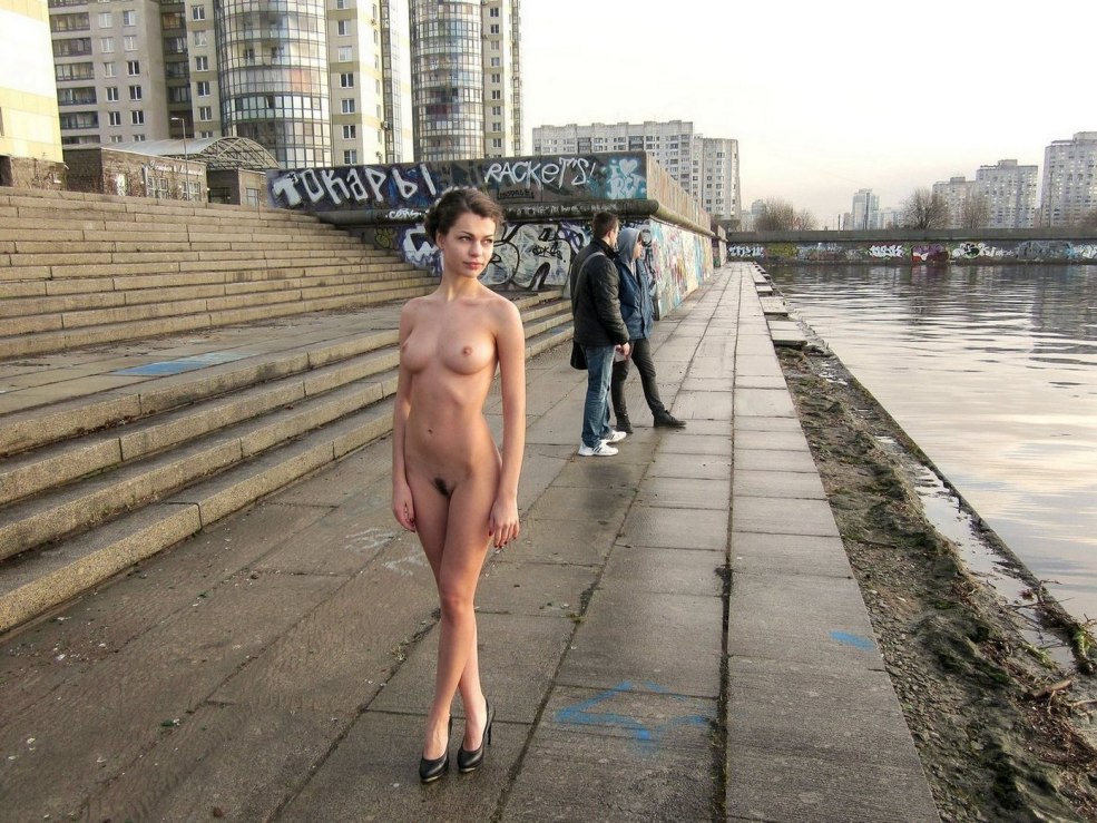 Femme nue sur le talus